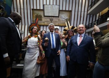 Jerônimo sanciona lei que reestrutura carreira de professor indígena