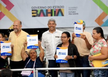 Jerônimo Rodrigues entrega obras de infraestrutura, equipamentos médicos e anuncia novos investimentos em Eunápolis