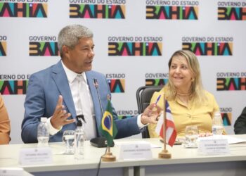 Jerônimo transmite cargo e empossa desembargadora  Cynthia Resende como governadora em exercício