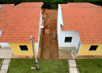 Governo do Estado entrega 53 casas em Dário Meira