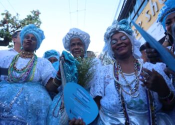 Governador acompanha cortejo na Festa de Yemanjá