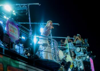 Timbalada arrasta multidão na ‘Pipocalada’ na Barra-Ondina 