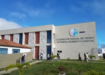 Colégio de tempo integral inaugurado em Poções, neste sábado (6), conta com 24 salas e atenderá mil estudantes