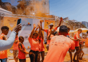 Dia das Crianças: Associação de Remo Salvador e clube de Canoagem Kaiaulu Va’a promovem manhã de esportes na Praia da Preguiça