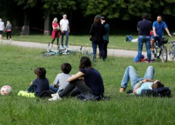 França proibirá fumar em praias, parques e perto de escolas