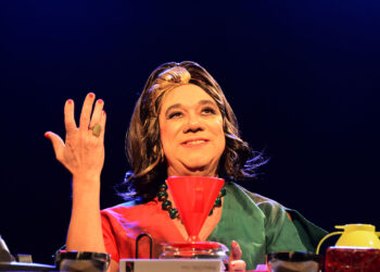 Só mais 4 finais de semana para ver Frank Menezes em “Aleluia”, comédia solo no Teatro Módulo