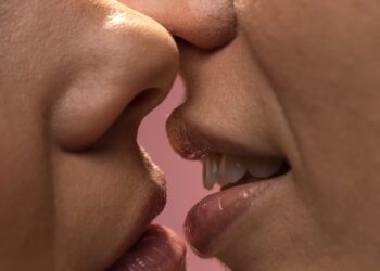 Doença do beijo: cuide-se para aproveitar a folia com saúde