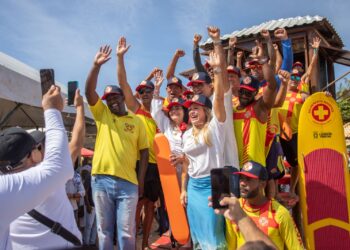 Durante festejos de Iemanjá em Buraquinho, Prefeitura entrega requalificação do posto de salva-vidas