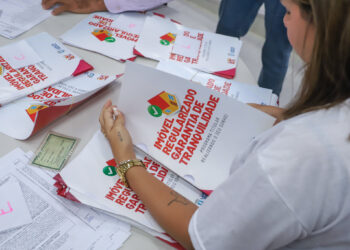 Prefeitura de Lauro de Freitas entrega escrituras a moradores de Alpha Vida, em Vida Nova, nesta terça-feira (24)