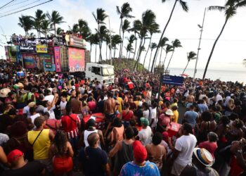Furdunço leva mais de 50 atrações para a Barra neste domingo (4); confira ordem dos desfiles