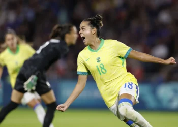 Brasil vence a França e está na semifinal do futebol feminino em Paris