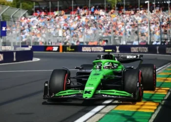 Gabriel Bortoleto ultrapassa parceiro de equipe em estreia na Fórmula 1