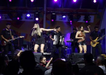 Multidão lota a Praça Tereza Batista no encerramento do São João da Bahia, no Pelourinho