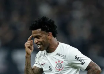 Ex-zagueiro do Corinthians, Gil vai à justiça e cobra R$ 11,3 milhões ao Timão