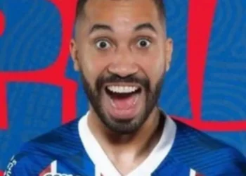 Ex-BBB Gil do Vigor rouba a cena em aeroporto de Salvador e vira “nova contratação” do Bahia: “Tão sabendo da novidade?”