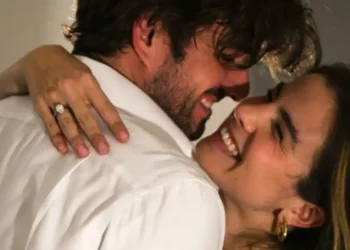 Cantora Giulia Be anuncia noivado com herdeiro da família Kennedy