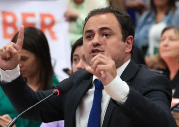 Relatório pede abertura de processo contra deputado Glauber Braga