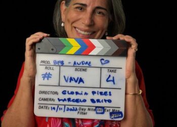 Atriz Gloria Pires desembarca em Salvador para finalizar etapa de gravações do documentário sobre o Balé Folclórico da Bahia