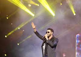 Gusttavo Lima interrompe apresentação após ver agressão contra mulher: “Covarde”