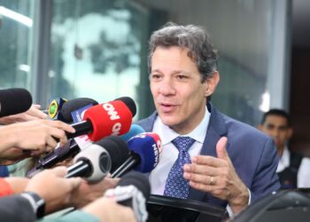 Haddad testa negativo para covid-19 e retoma atividades