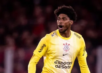 Hugo Souza é agredido por torcedor em vitória do Corinthians sobre o Athletico na Copa do Brasil