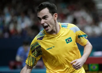 Hugo Calderano vence francês e está nas quartas de final do tênis de mesa