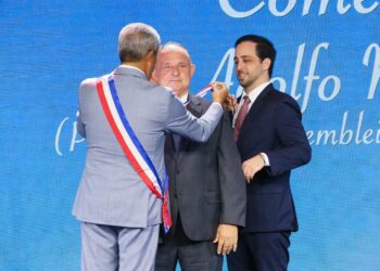 Adolfo Menezes recebe Medalha da Ordem Dois de Julho no grau de Comendador