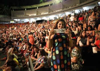 Gargalhadas e interação marcam noite em comemoração do Mês do Professor
