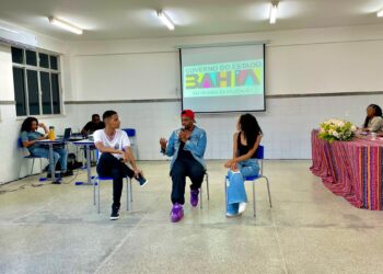 Livros sobre a história de Camaçari são entregues em escolas estaduais da cidade