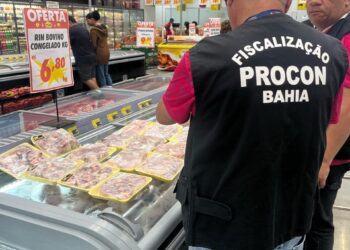 Duas redes atacadistas são autuadas na Micareta de Feira por venda de produtos vencidos e impróprios para consumo
