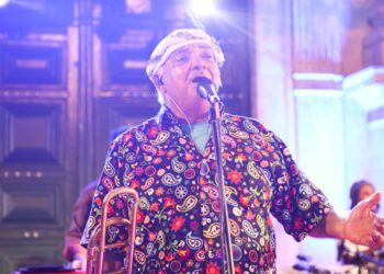 Gerônimo realiza show com participação de cantoras baianas em homenagem ao 2 de Julho