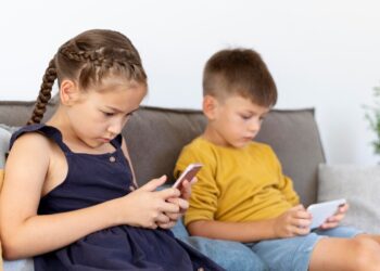 Bruxismo em crianças cresce com o uso excessivo de telas, alertam especialistas