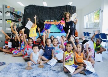 Projeto com fantoches atrai crianças de Valéria para universo do livro e da leitura