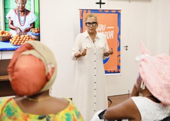 Baianas e baianos de acarajé participam de qualificação do Sou Salvador