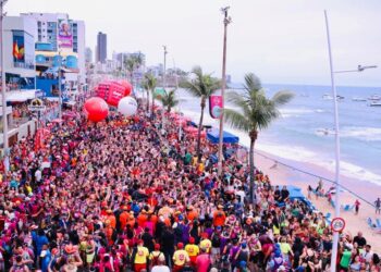 Olodum abre desfile de domingo no Circuito Dodô
