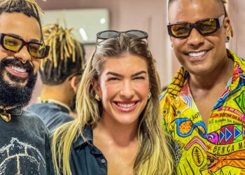 Meninos Rei veste Léo Santana e Lore Improta na Noite da Aclamação