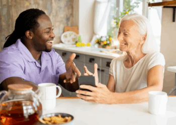 Dia dos Avós: Nova geração deve prestar atenção ao envelhecimento vocal, diz especialista