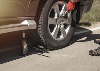 Pneu murchou? Veja dicas para fazer uma troca rápida e segura