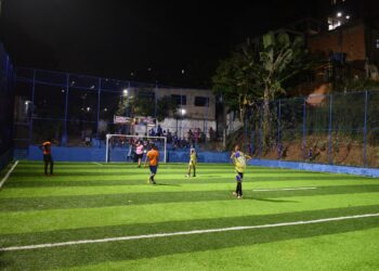 Prefeitura entrega campo de grama sintética e praça reformada em Campinas de Pirajá