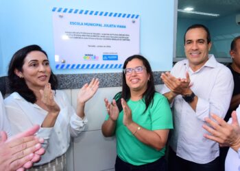 Prefeitura entrega escola municipal na Avenida Barros Reis requalificada para atender 450 alunos