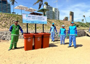Salvador reforça ações de limpeza nas praias com instalação de novos kits praia