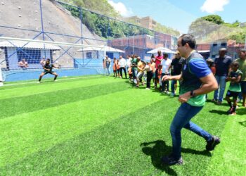 Prefeitura autoriza obra de contenção de encosta e inaugura drenagem e campo com grama sintética em Saramandaia