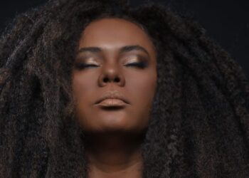 Irma Ferreira e Ifátókí fazem show “Eu Mulher” na Casa da Mãe