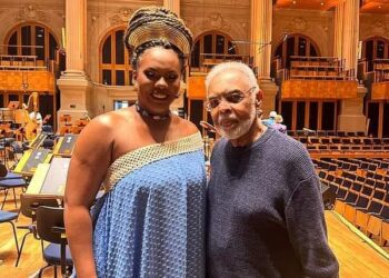 Baiana Irma Ferreira interpreta Radha na ópera Amor Azul, de Gilberto Gil e Aldo Brizzi