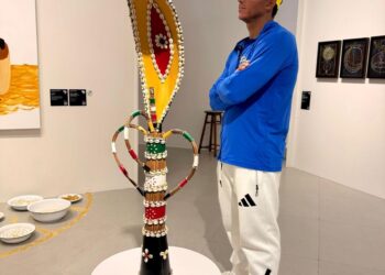 Medalhista olímpico Isaquias Queiroz visita exposição artística e destaca importância da cultura afro-brasileira
