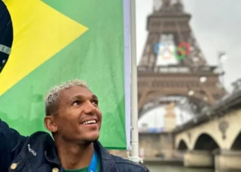 Atleta baiano Isaquias Queiroz ergue bandeira do Brasil em abertura das Olimpíadas de Paris 2024