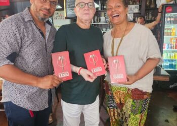 Fernando Coelho realiza plantão de autógrafos de “O Livro Vermelho de Xangô” no Pelourinho