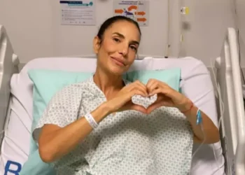 Ivete Sangalo é internada com pneumonia