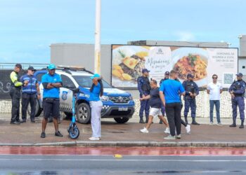 Prefeitura de Salvador realiza blitz educativa sobre uso de patinetes elétricos após decreto de regulamentação