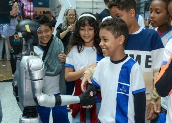 Estudantes lotam Centro de Convenções Salvador para conferir RoboCup 2025